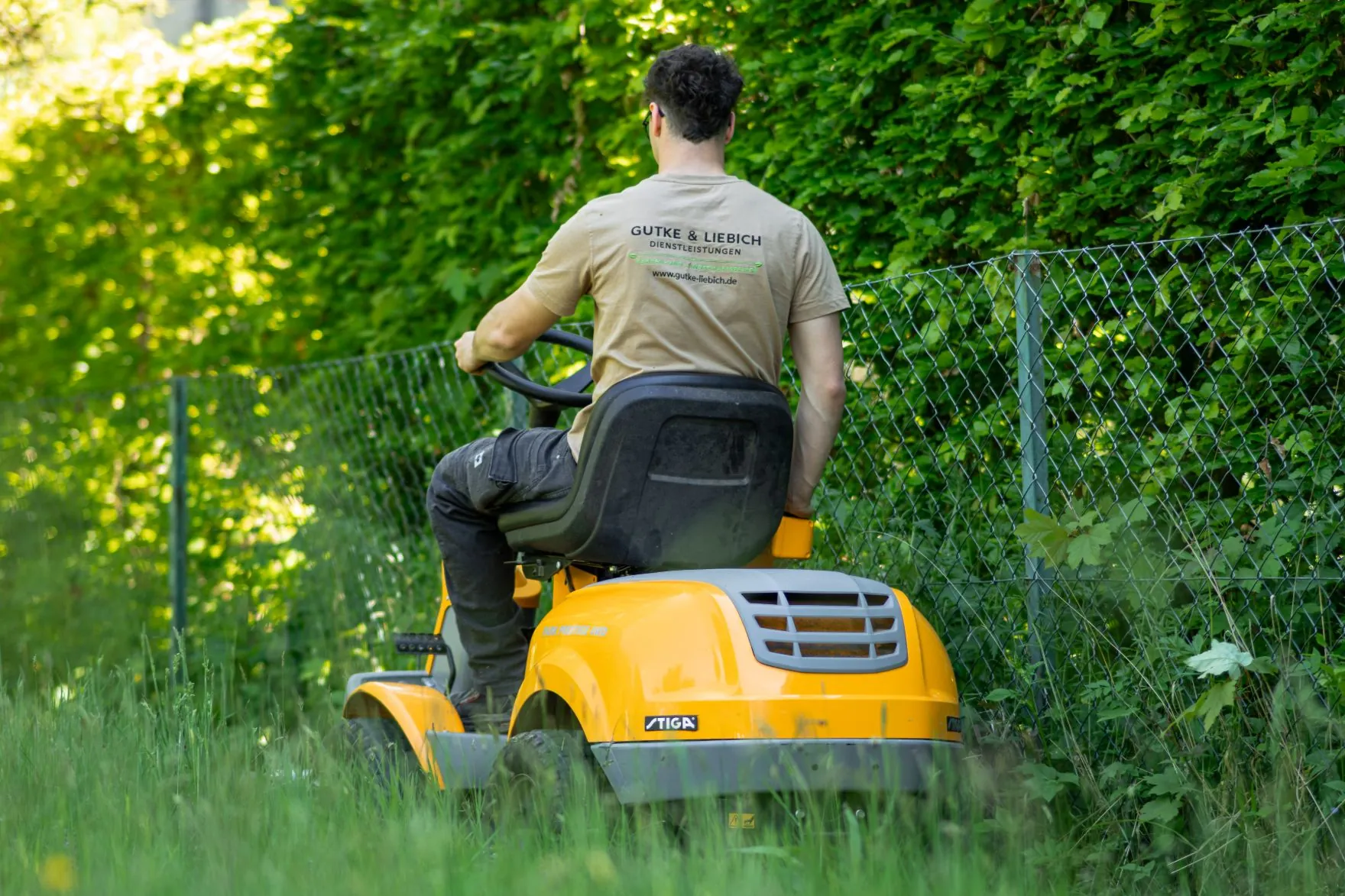 Rasenmähen mit dem Aufsitzmäher in einem Garten in Spangenberg und Umgebung